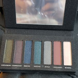 *Younique  Limited edition Addiction eyeshadow pal